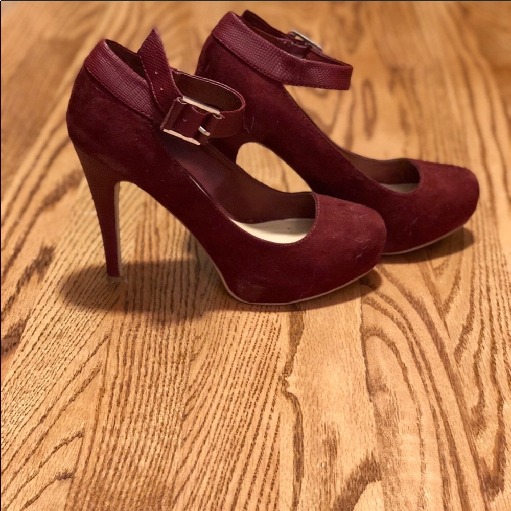 Adorable like new maroon red heels , 7.5